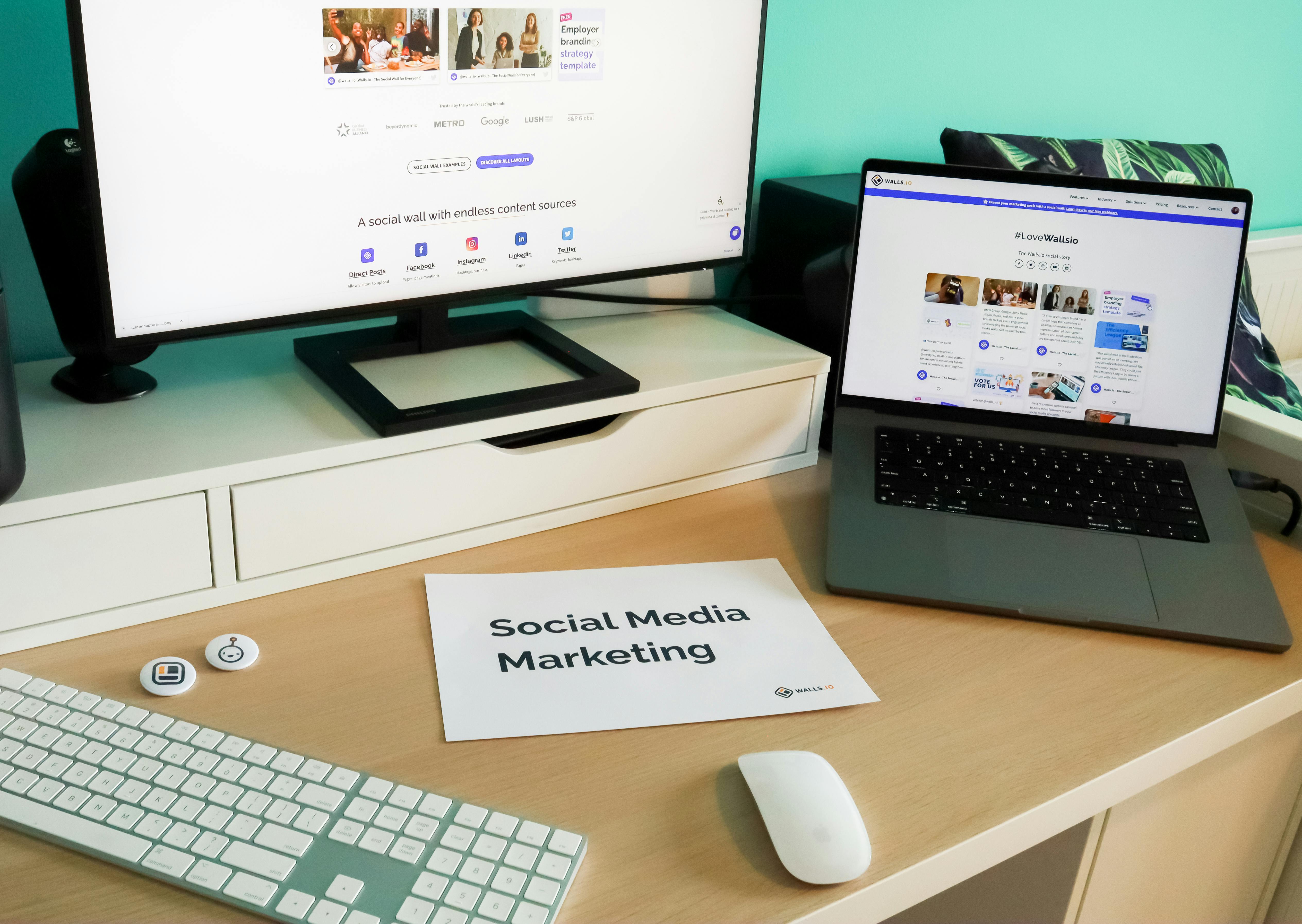 Poste de gestion social media avec ecrans